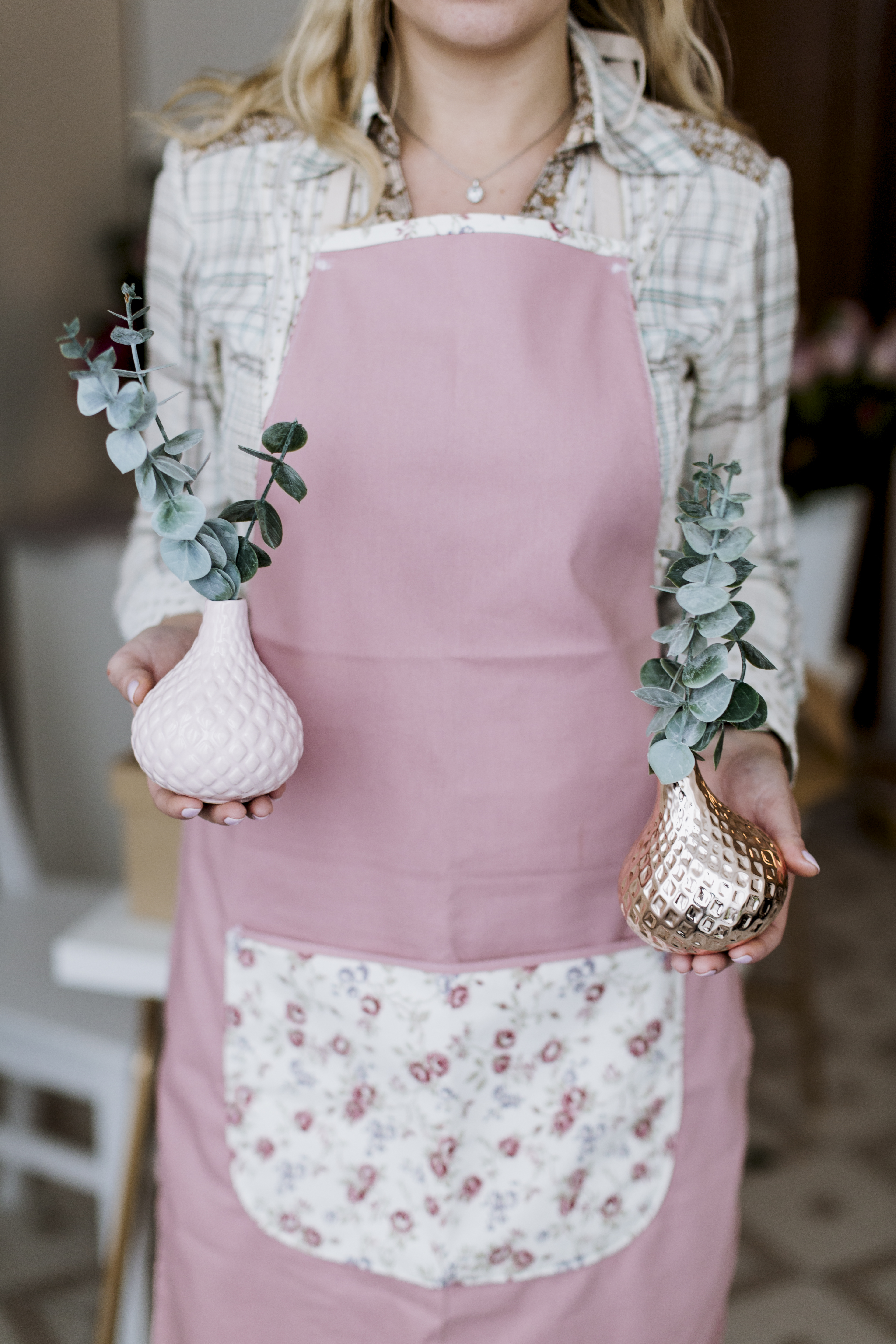 Linen apron in dusty rose